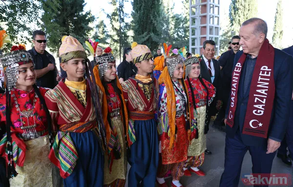 Başkan Erdoğan'a Gaziantep'te coşkulu karşılama! Davullarla zurnalarla beklediler... 6'lı masaya pankartla gönderme - 1