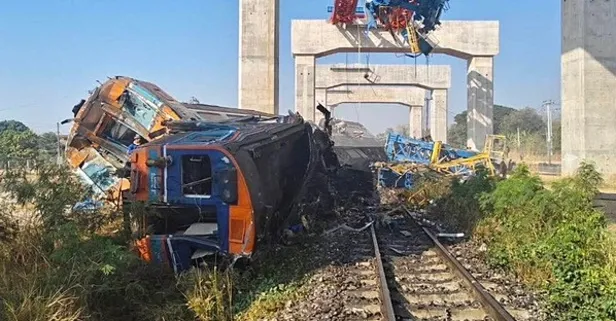 Tayland'da trene vinç düştü! Çok sayıda ölü ve yaralı var