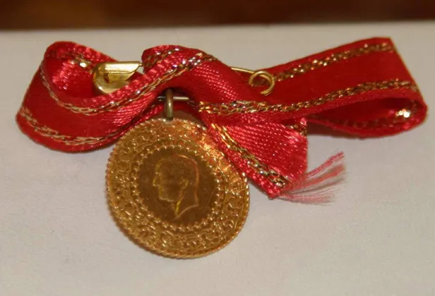 gram-altin-kac-para-22-ayar-bilezik-ve-ceyrek-altin-fiyatlari-ne-kadar-oldu-rekor-seviyeyi-goruyor-1595612680574.jpg