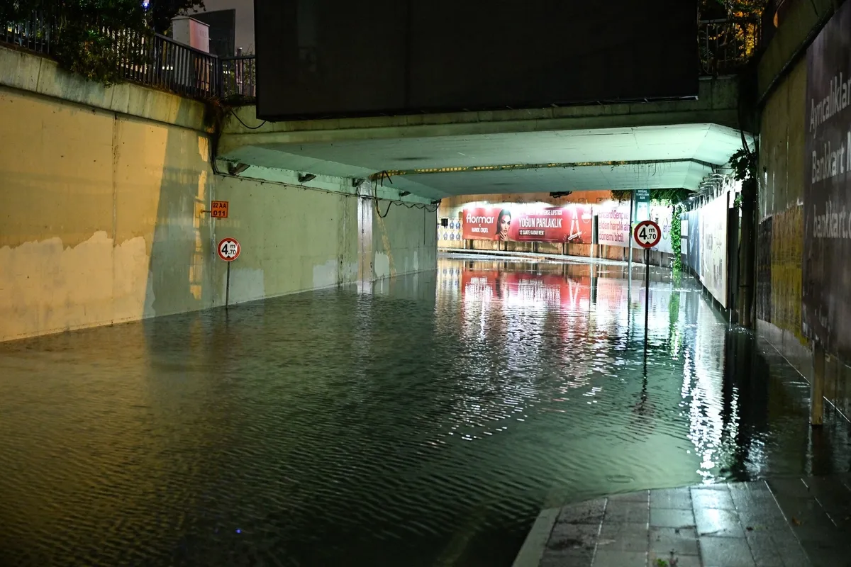 İSTANBUL'DA GECE BOYUNCA YAĞIŞ ETKİLİ OLDU-1