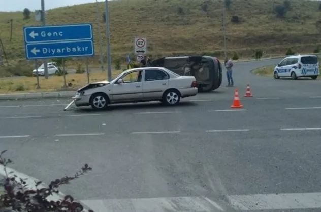 Bingöl'de havalimanı kavşağında kaza: 5 yaralı