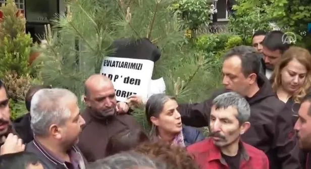 Evlat nöbetindeki ailelerden terörün siyasi ayağı HDP'ye siyah çelenk! HDP’liler hazmedemedi ailelere saldırdı-3