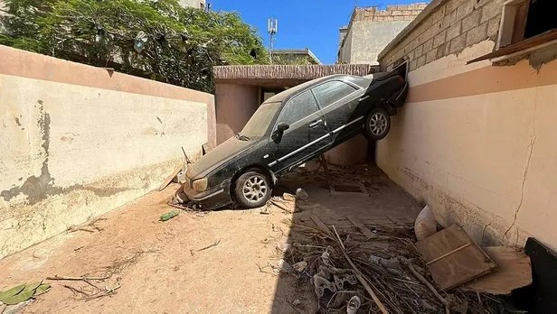 Fransız basınından alçak saldırı: Libya'daki sel felaketiyle alay ettiler-3