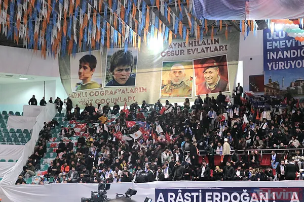 Salonda, Pkk'lı Teröristler Tarafından Şehit Edilen Eren Bülbül Ve Yasin Börü, Fetö'cü Teröristler Tarafından Şehit Edilen Ömer Halis Demir Ve İsrail Tarafından...