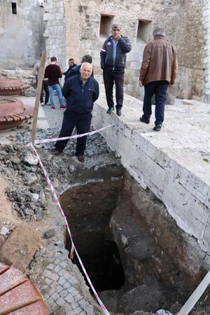 Sivas'ta tarihi medresenin altında 'gizli geçitler' bulundu! Haberi alan oraya koştu-5