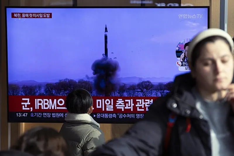 Kuzey Kore yeni yılın ilk füze denemesini gerçekleştirdi. (EPA)