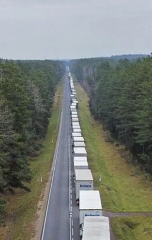 Belarus - Polonya arasındaki kriz nedeniyle sınırda kilometrelerce TIR kuyruğu oluştu