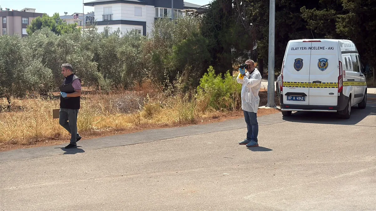 1785848828947.jpg Antalya'nın Kepez ilçesinde zeytinlikte elleri arkadan bağlı bir ceset bulundu-2
