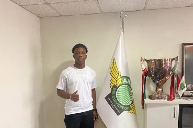 Akhisarspor'a transfer edilen Martins Chisom Onyebueke'nin futbolcu olmadığı ortaya çıktı! Başkan Özbey TFF'ye şikayet edildi