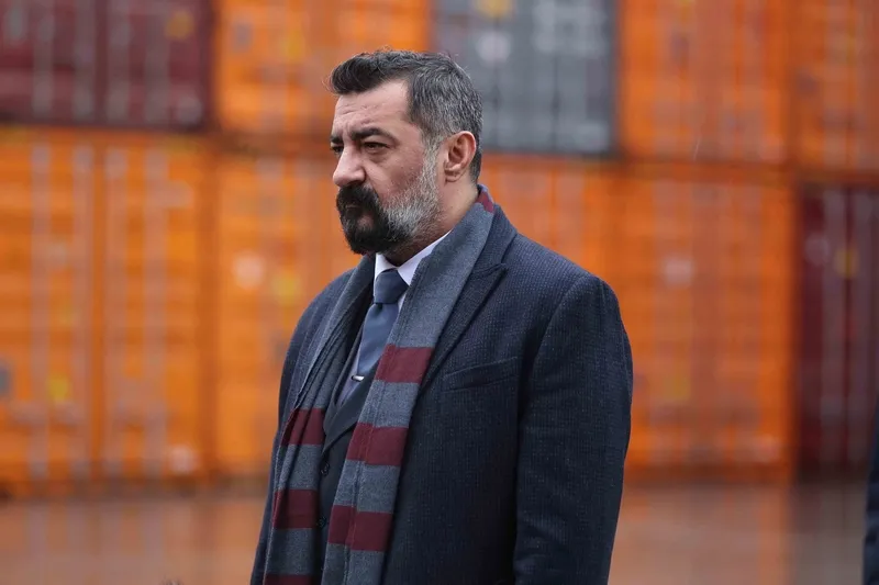 atvnin-yeni-dizisi-sustali-ceylan-afisiyle-buyuk-merak-uyandirdi-1739863989437.jpg