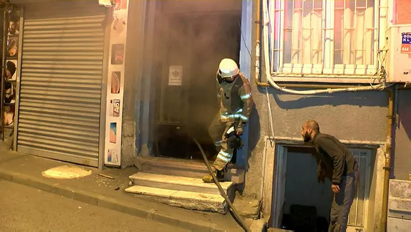 1619761112729.jpg İstanbul Fatih'te korkutan yangın! Anne-oğul mahsur kaldı-1