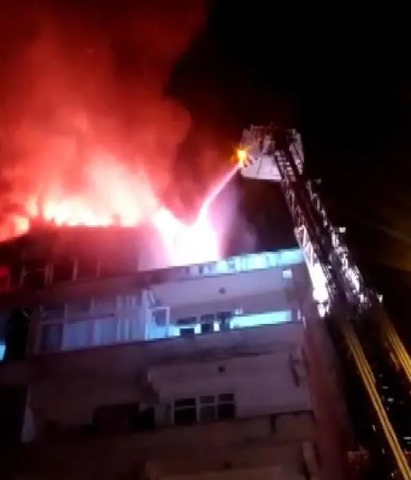 Sancaktepe'de gece yarısı korkutan yangın! 5 katlı binanın çatısı alevlere teslim oldu-1