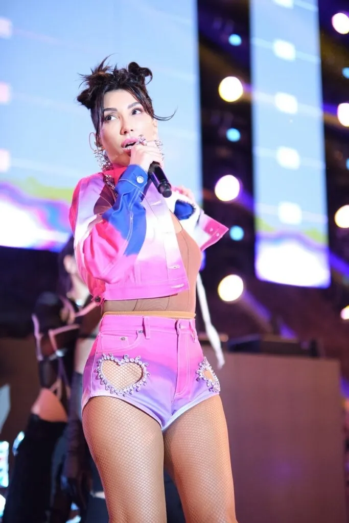 51lik-hande-yenerin-gobek-eriten-sirri-7-gunde-4-kiloyu-resmen-buharlastiriyor-1712606273391.jpg 7 günde 4 kiloyu resmen buharlaştırıyor! 51'lik Hande Yenerin göbek eriten sırrı!-3