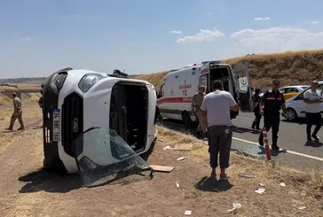 Diyarbakır’da öğrenci servisi ile otomobil çarpıştı: 19 kişi yaralandı