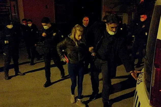 SON DAKİKA: Karabük'te gece yarısı tartıştığı kocasını sırtından bıçakladı