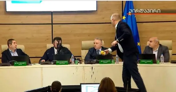 Gürcistan'da ilginç protesto! Seçim Komisyonu Başkanı Giorgi Kalandarişvili'nin yüzüne boya fırlattılar