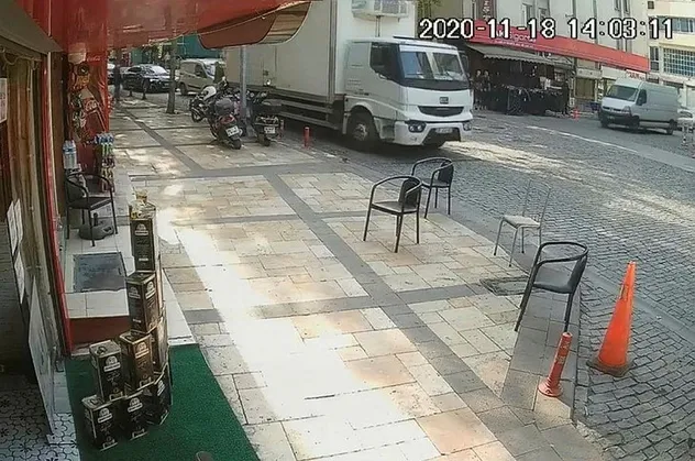 Son dakika: Denizli'de korkunç kaza: Sürücüsü kriz geçiren kamyonet ışıklarda bekleyen 3 aracı ezdi
