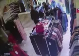 Aile görünümlü hırsızlar kamerada