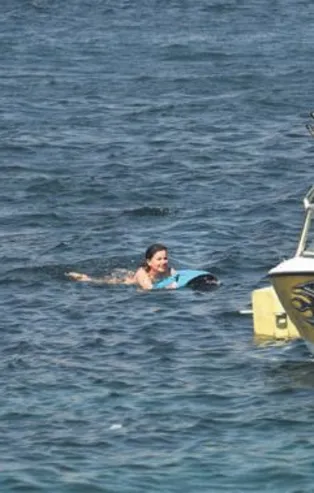 Merve Özbey'in deniz mutluluğu