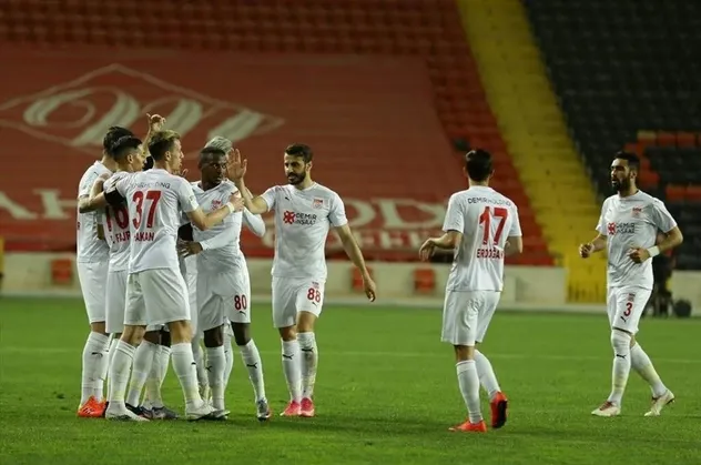 Sivasspor, Gaziantep'te tek attı 3 aldı (Gaziantep FK 0 - 1 Sivasspor MAÇ SONUCU ÖZET)
