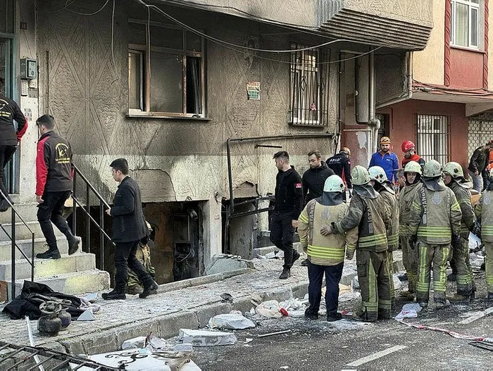 Küçükçekmece'de bir binada doğal gaz patlaması! Ölü ve yaralılar var: Korku dolu anlar güvenlik kamerasında-7