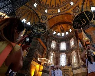 Ayasofya Camii’ne girişlerde kıyafet düzenlemesi getirildi