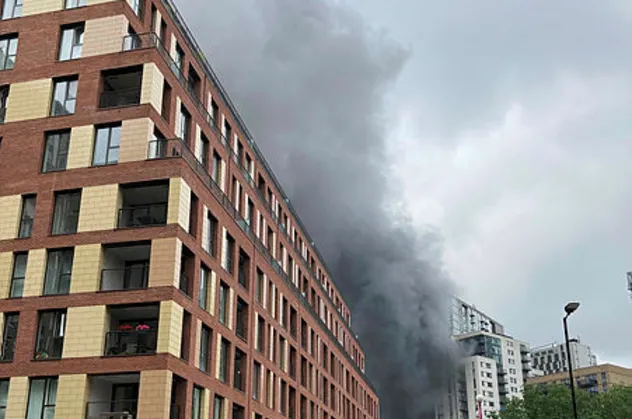 SON DAKİKA: İngiltere Londra'da Elephant & Castle tren istasyonu yakınında yangın