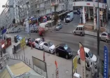 Park halindeki araçlara çarpıp yan yattı! Yaralılar var