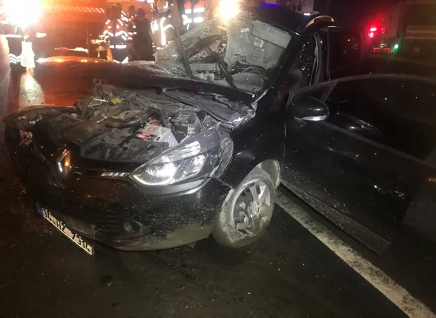 Beylikdüzü'nde zincirleme trafik kazası: 3 yaralı-4