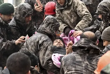 Enkazdan çıkarılan genç annesini karşısında görünce her şeyi unuttu