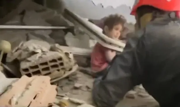 enkaz-altinda-duygu-dolu-anlar-sag-kurtarilan-3-yasinda-eya-olen-annesini-birakmak-istemedi-1675943666204.jpeg Enkaz altında duygu dolu anlar... Sağ kurtarılan 3 yaşında Eya ölen annesini bırakmak istemedi-2