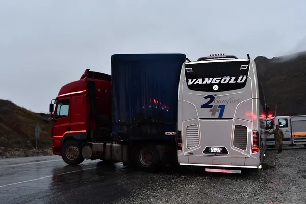 hakkaride-yolcu-otobusu-karsi-yonden-gelen-tir-ve-minibusle-carpisti-3-olu-7-yarali-1681315169295.jpg