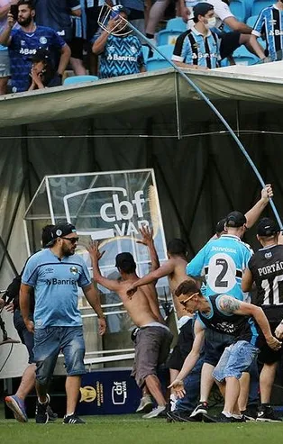 Gremio-Palmeiras maçı sonrası ortalık karıştı! Brezilya'da olaylı maç: VAR sistemini parçaladılar