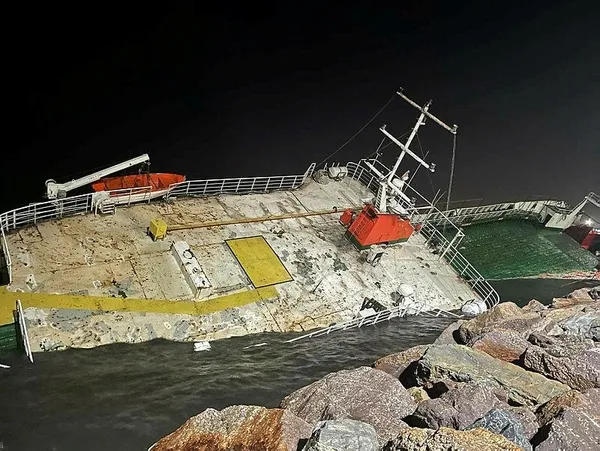 Son dakika: İstanbul'da fırtına kabusu gece de sürdü! Lodos nedeniyle kıyıya oturan gemi battı-2