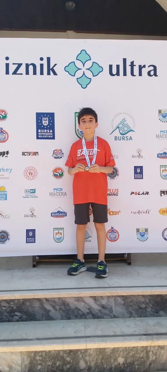 helal-sana-emir-kaan-bakutun-genc-sporcusu-losemili-cocuklar-icin-5-km-kostu-1653232595364.jpg Helal sana Emir Kaan! Bakut'un genç sporcusu lösemili çocuklar için 5 km koştu-2