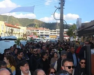 CHP binasına kilit vuruldu, partililer sokakta kaldı
