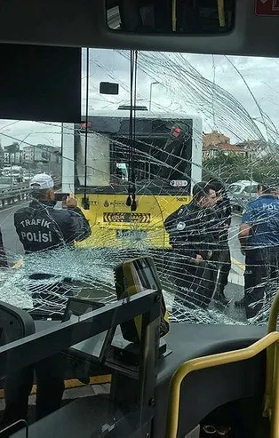 Okmeydanı'nda 2 metrobüs çarpıştı