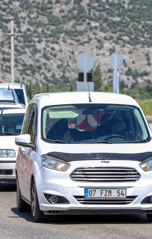 Sokağa çıkma kısıtlamasının ardından Antalya girişinde uzun araç kuyruğu