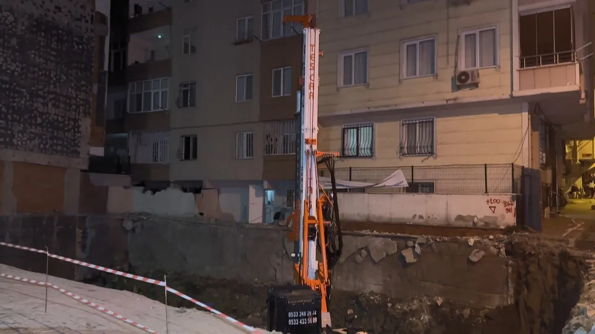 İstanbul Bahçelievler'de gece yarısı korku dolu anlar! İstinat duvarı çöktü: 2 binada 20 daire tahliye edildi