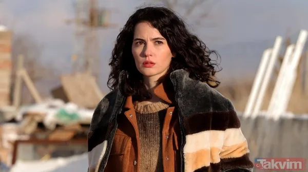 Işıltılı Gelinliğiyle Göz Kamaştıran Ezgi Şenler, Zarafetiyle Dikkat Çekti.