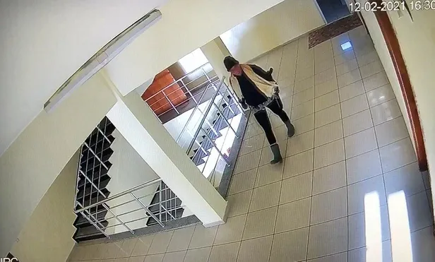 Antalya'da barakası zabıta ekiplerince yıkılan kadın pompalı tüfekle dehşet saçtı: 2 yaralı-2