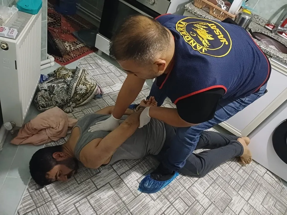 van-ve-afyonkarahisardaki-2-faili-mechul-cinayet-aydinlatildi-damlanurun-intihar-etmedi-yunus-emre-dusmedi-1786176149088.jpeg Van ve Afyonkarahisar'daki 2 faili meçhul cinayet aydınlatıldı! Damlanur'un intihar etmedi... Yunus Emre düşmedi-3