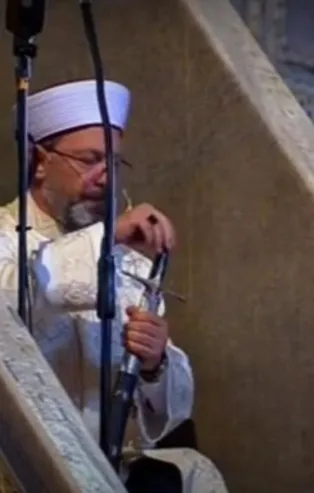 Son dakika: Ayasofya Camii'nde ilk hutbede dikkat çeken kılıç detayı: Yeşil sancaklar minbere asıldı
