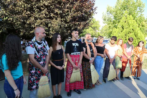 Yer: Tunceli... Kadına yönelik şiddeti etek giyerek protesto ettiler-2