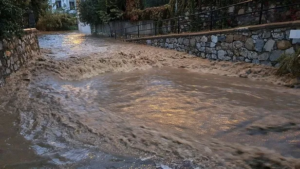beklenen-saganak-yagis-geldi-bodrumda-yollar-kapandi-evleri-su-basti-1669060626907.jpeg