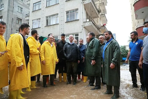 icisleri-bakani-suleyman-soylu-sel-felaketinin-yasandigi-arhavide-konustu-hasarlarla-ilgili-odemeler-basladi-1627404032731.jpeg İçişleri Bakanı Süleyman Soylu sel felaketinin yaşandığı Arhavi'de konuştu: Hasarlarla ilgili ödemeler başladı-2