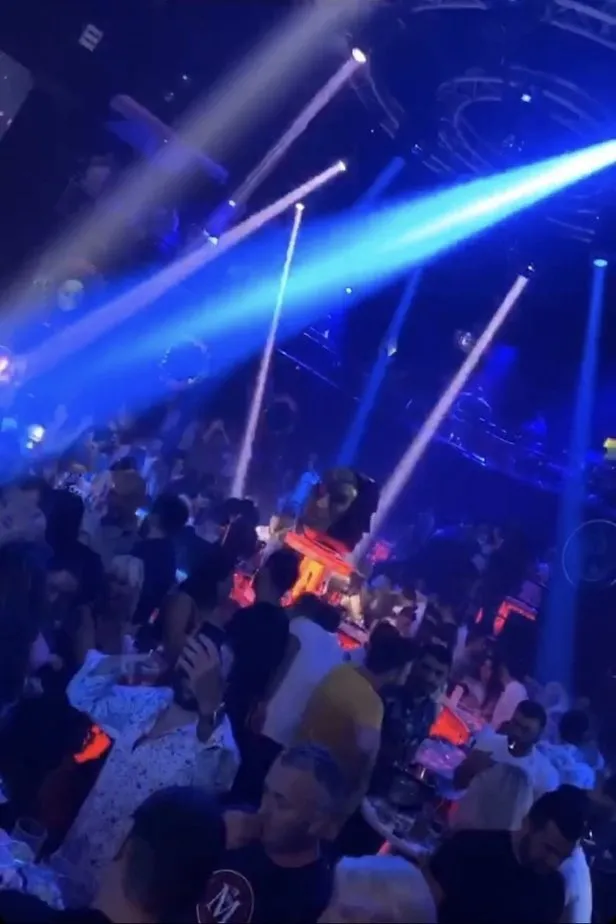 Istanbul Daki Gece Kulupleri Tiklim Tiklim Dolu Koronavirus Tehdidi Hice Sayildi A Haber En Son Haberler