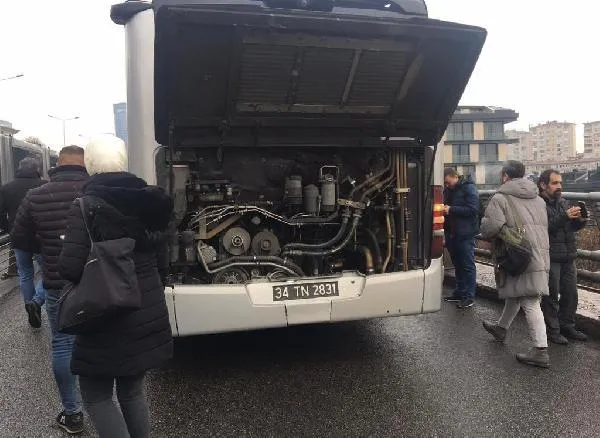 istanbulda-yine-metrobus-arizasi-yolcular-magdur-oldu-1676890691518.jpeg İstanbul'da yine metrobüs arızası! Yolcular mağdur oldu-2