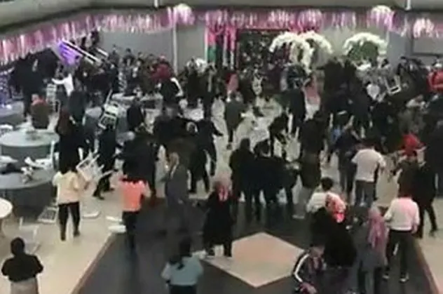 Düğünde sandalyeler havada uçuştu! Ortalık savaş alanına döndü! O anlar kamerada...