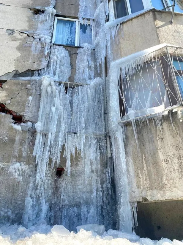 Adıyaman buz kesti, patlayan GES kazanlarından akan sular buz sarkıtı oldu-4